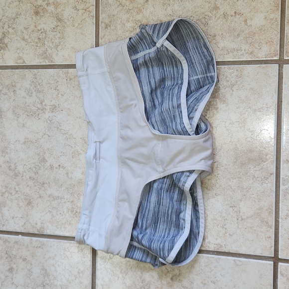 Women’s Speed Up Short Shorts.  Size 4. - Picture 5 of 10